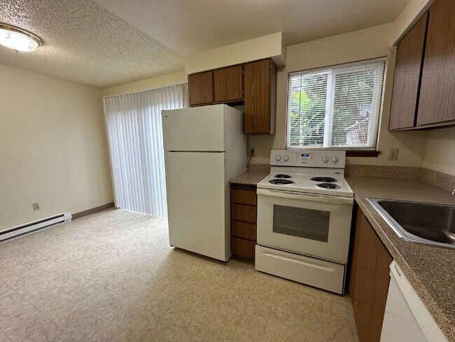 Building Photo - Milwaukie Triplex - 2 Bedroom