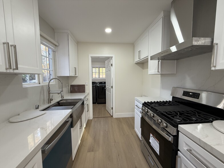 Building Photo - 9123 Woodley Ave