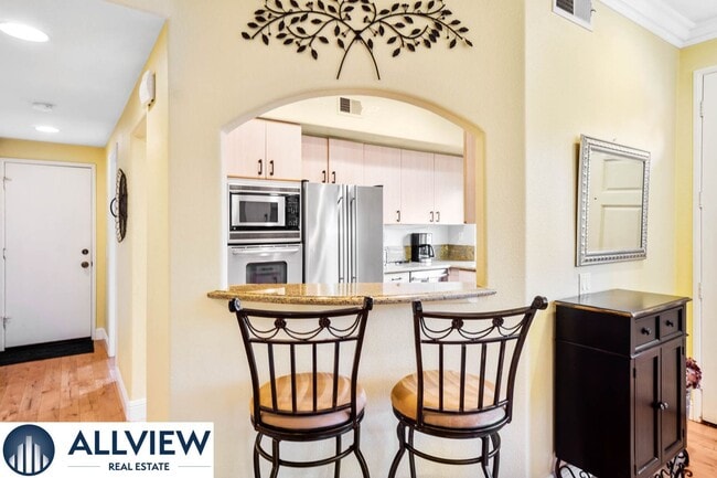 Building Photo - Fully Furnished Townhome with Attached Gar...