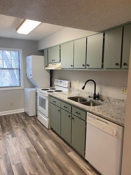Building Photo - 210 Appleby Dr