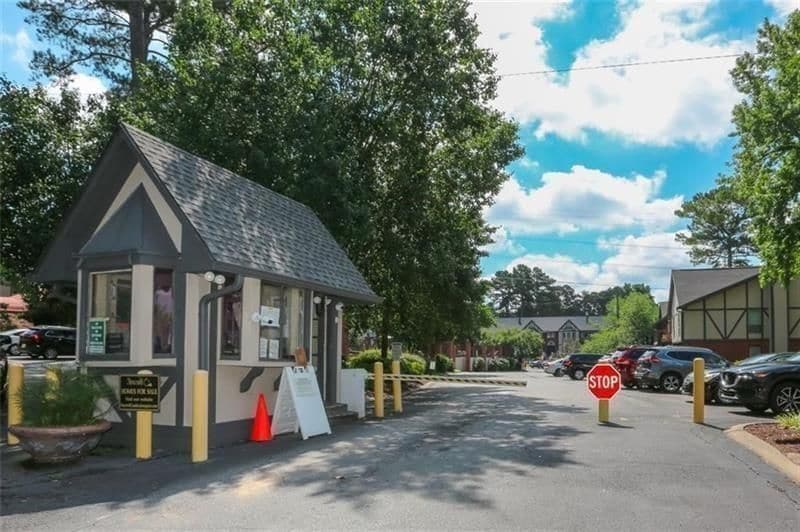 Building Photo - 6851 Roswell Rd NE