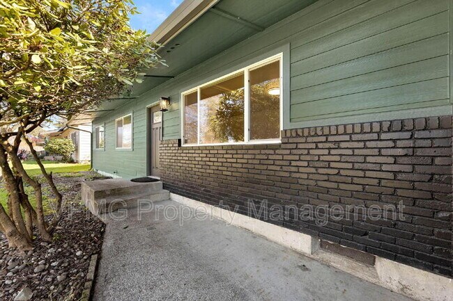 Building Photo - 14907 NE 34th St