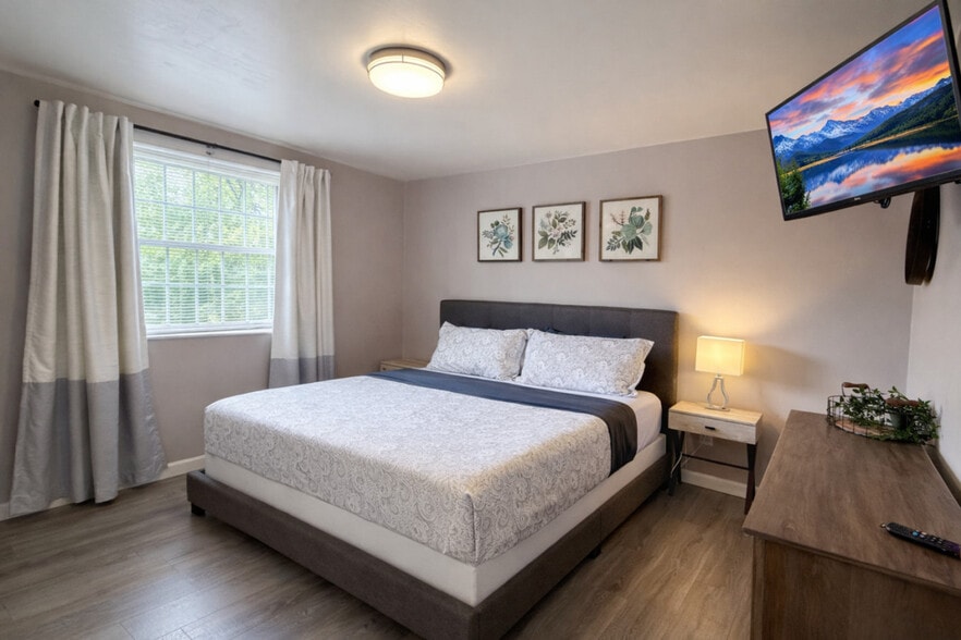 Building Photo - 11423-11425 5 Cedars Rd