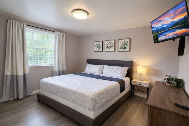 Building Photo - 11423-11425 5 Cedars Rd