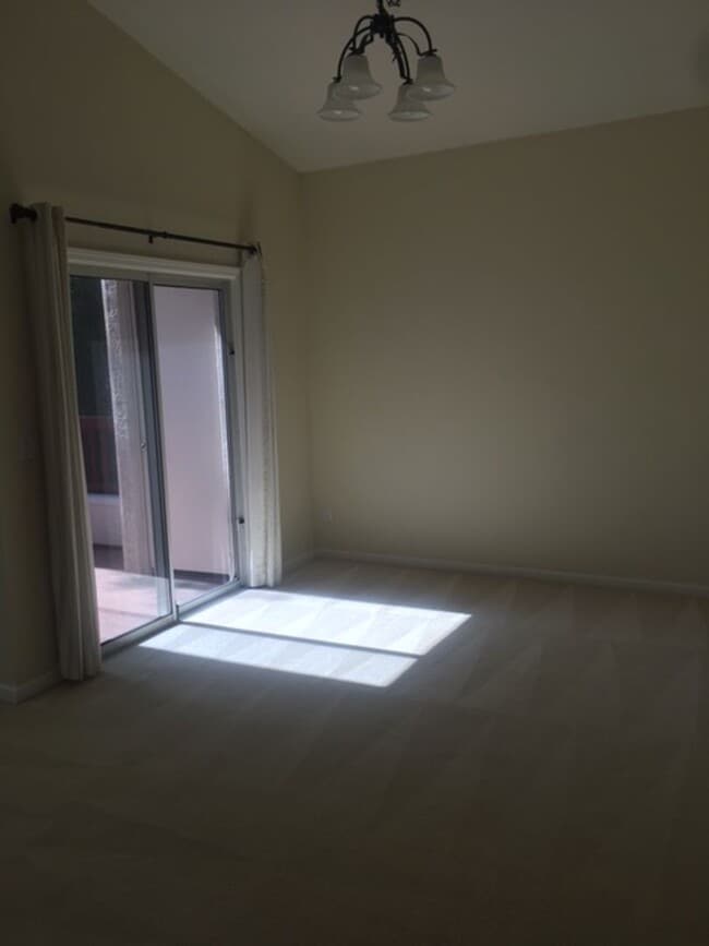 Building Photo - Outstanding 2 bd 2 bth Condo in prime Plea...