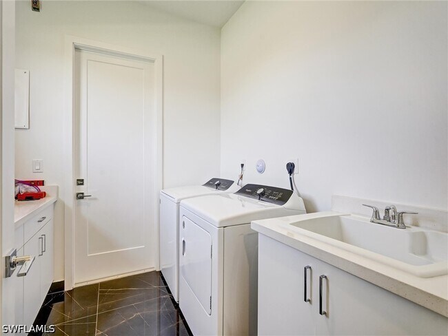 Building Photo - 5126 Panella Ave