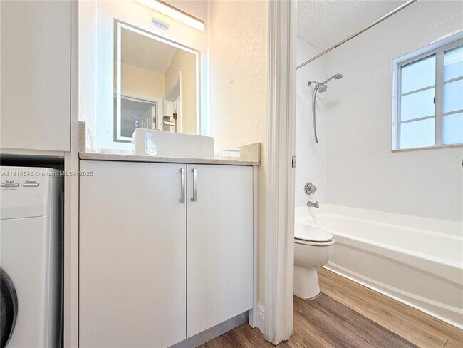 Building Photo - 5231 Geneva Ct