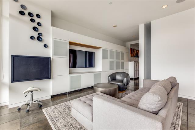 Building Photo - 2430 Victory Park Ln