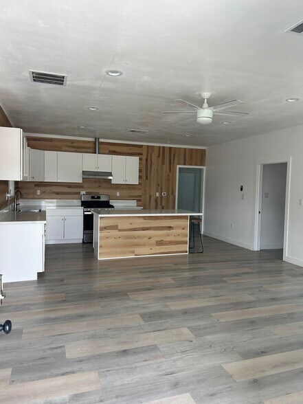 Building Photo - 8825 Orangewood Ave