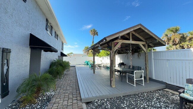 Building Photo - Fully Furnished One Bedroom Long Term Beac...