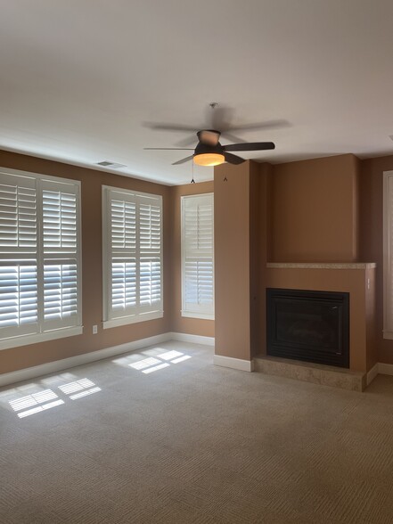 Livingroom with gas fire place - 1630 N Clarkson St