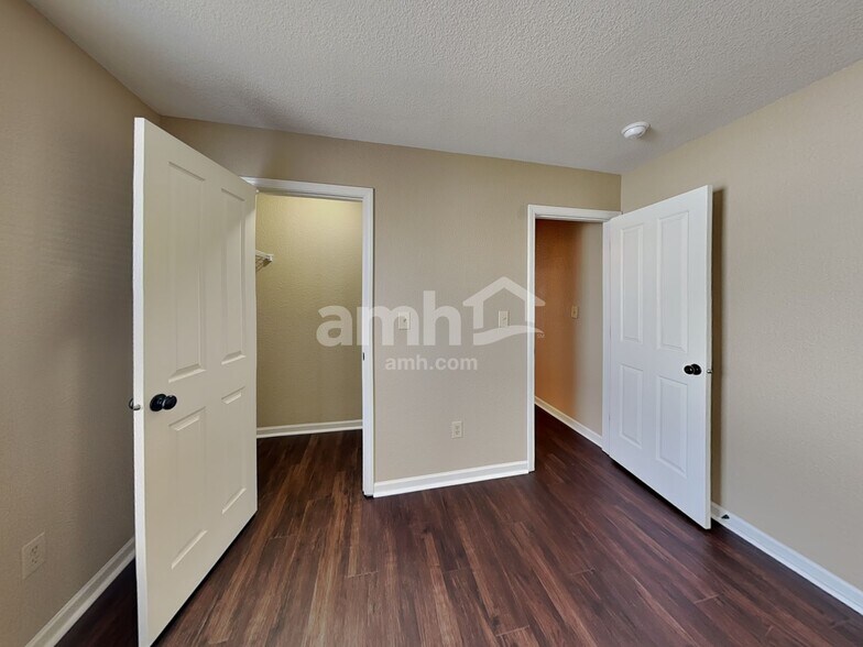 Building Photo - 220 Longview Bend