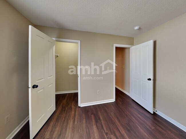 Building Photo - 220 Longview Bend