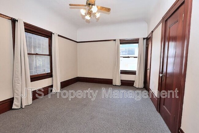 Building Photo - 1015 27th St