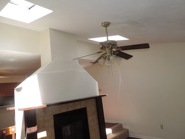 Building Photo - Remoldel Town Home