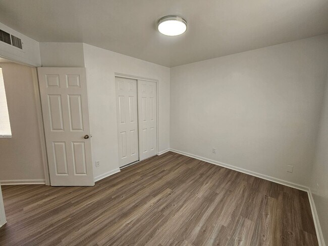 Building Photo - 1715 E Pepper Cir