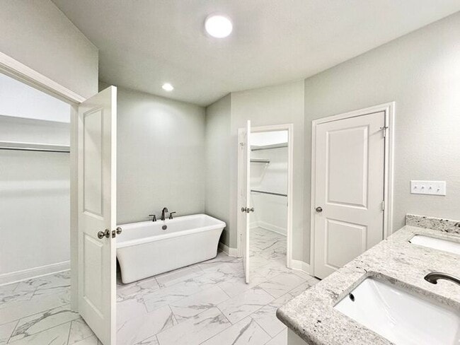 Building Photo - Available Now! Stunning 3 Bedroom 2 Bath i...