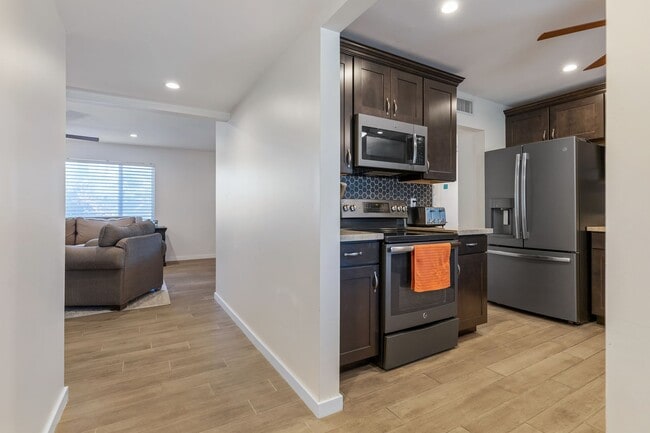 Building Photo - Cute 3 Bedroom 2 Bath In Phoenix!