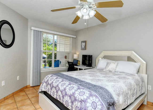 2 0f 2 bedrooms - 850 S Tamiami Trl