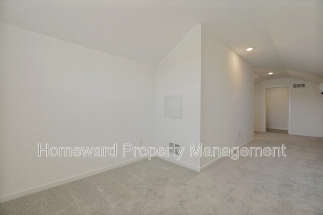 Building Photo - 1037 Bishop Creek Dr