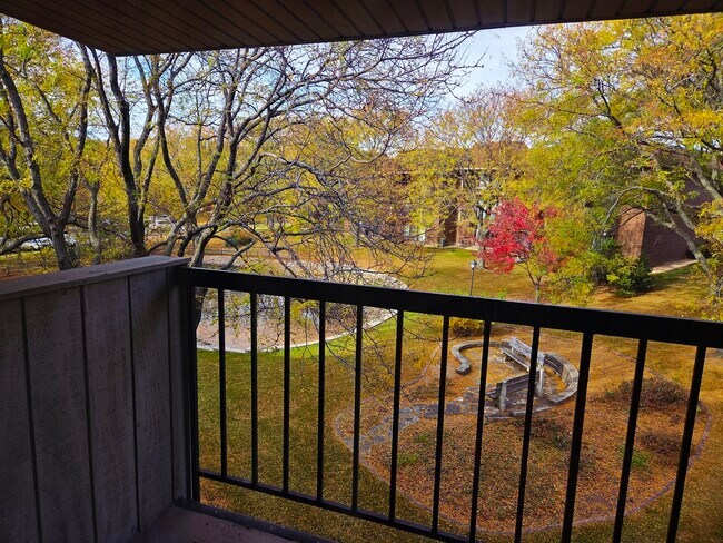 Building Photo - 150 Fountainview Ln