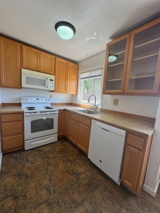 Building Photo - 2 bed 1 bath house in great neighborhood -...