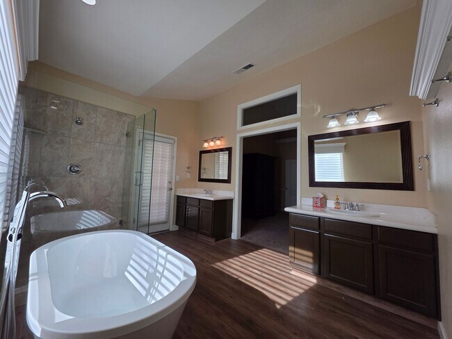 Building Photo - *Wait list full- Currently not accepting applications* 3 Bedroom 2 Bathroom with Pool in NW Visalia!