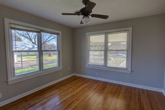 Building Photo - Adorable E. Main Cottage