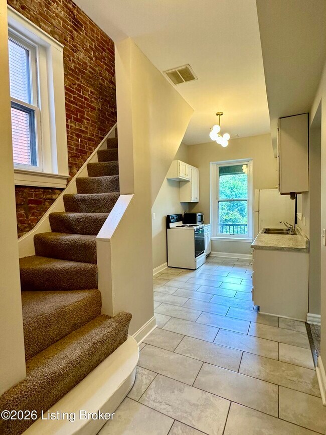 Building Photo - 1402 S 6th St