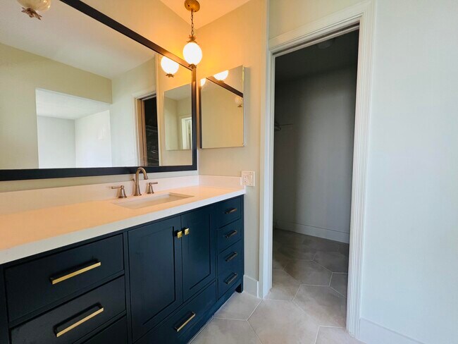 Building Photo - 315 Venetian Dr