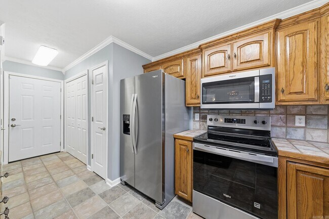 Building Photo - 20 Hillcrest Ln