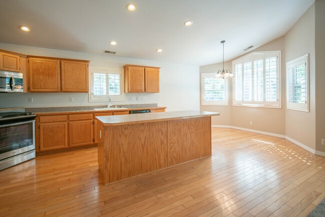 Building Photo - Beautiful Walnut Ridge Home!