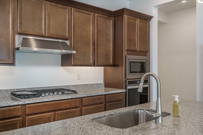 Building Photo - STUNNING MOVE-IN READY 3 BED/2 BATH HOME!