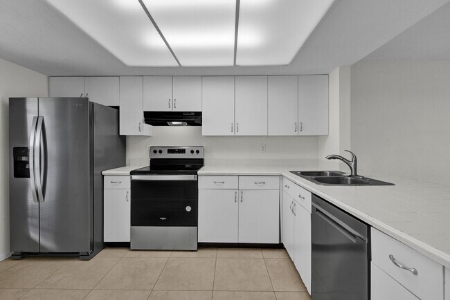 Building Photo - Bright and Spacious 2 Bedroom Condo in Spanish Pines