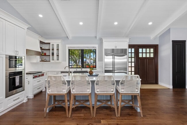 Building Photo - 940 Greenbriar Dr