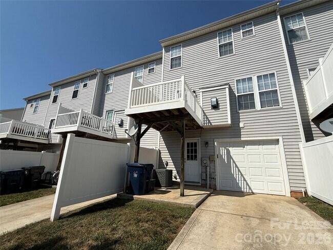 Building Photo - 9766 Blossom Hill Dr