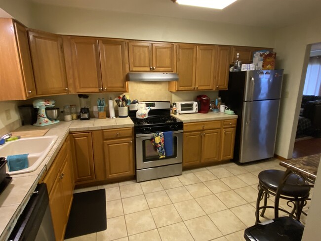 Kitchen - 1145 E Walnut St