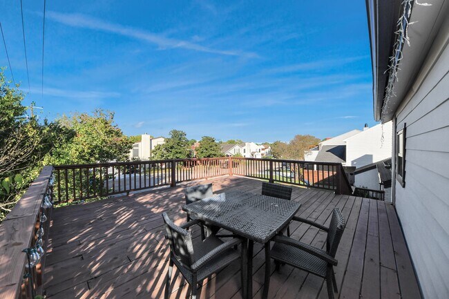 Building Photo - 10743 Boardwalk St