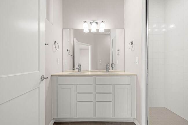 Building Photo - Luxury 4 Bed Townhome for Rent | Mountain Views, Central Location & Modern Design