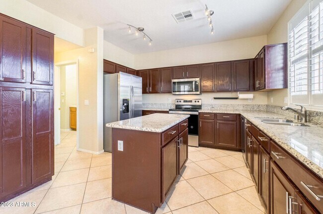 Building Photo - 6816 W Buckskin Trail