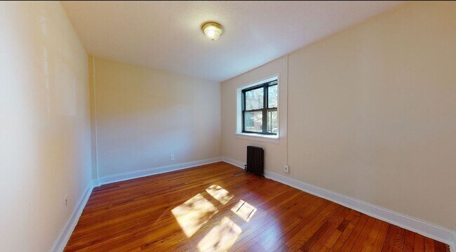 Primary Photo - crescent St, Astoria