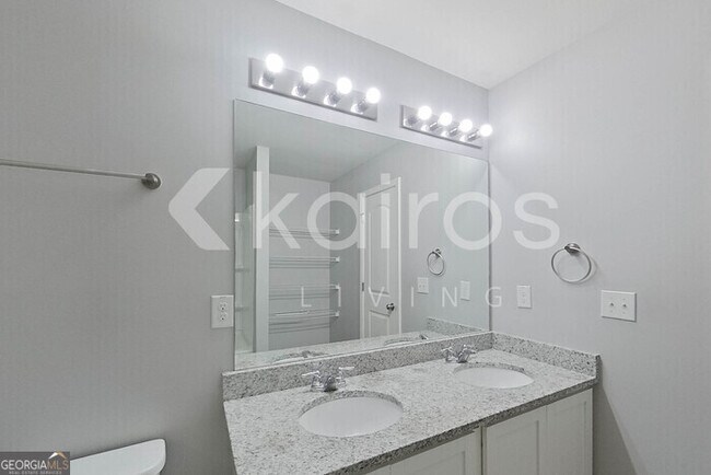 Building Photo - 633 Canal St