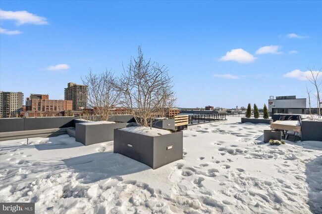 Building Photo - 811 N Columbus St