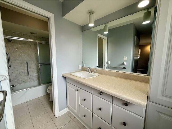 Building Photo - 2328 Cass St