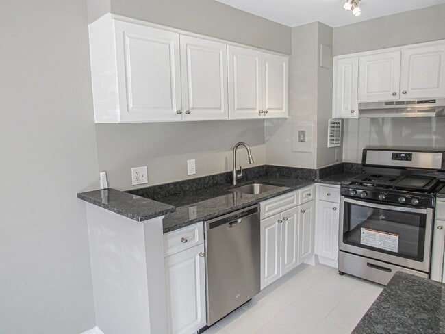 Building Photo - Bright and Modern 1 Bed 1 Bath Condo With ...
