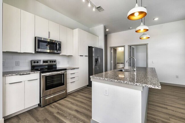 Building Photo - 1700 Willow Creek Dr