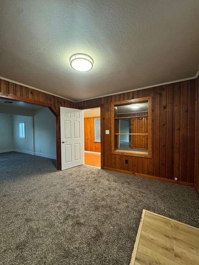 Building Photo - Spacious Country Home w/ HUGE SHOP!