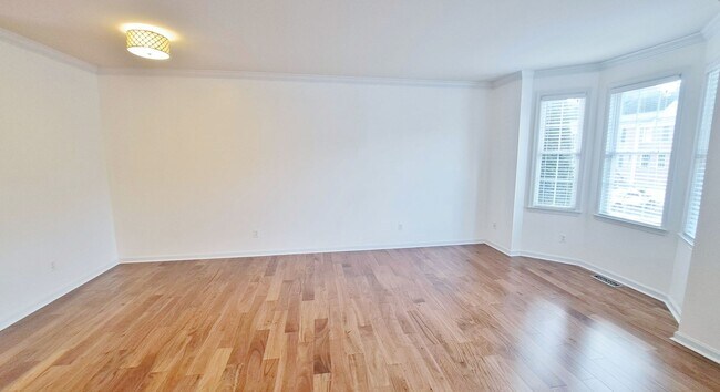 Building Photo - 3 Bed / 2-1/2 Bath Single Family Townhome with 1-Car Garage