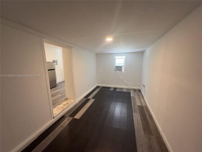 Building Photo - 225 NE 56th St