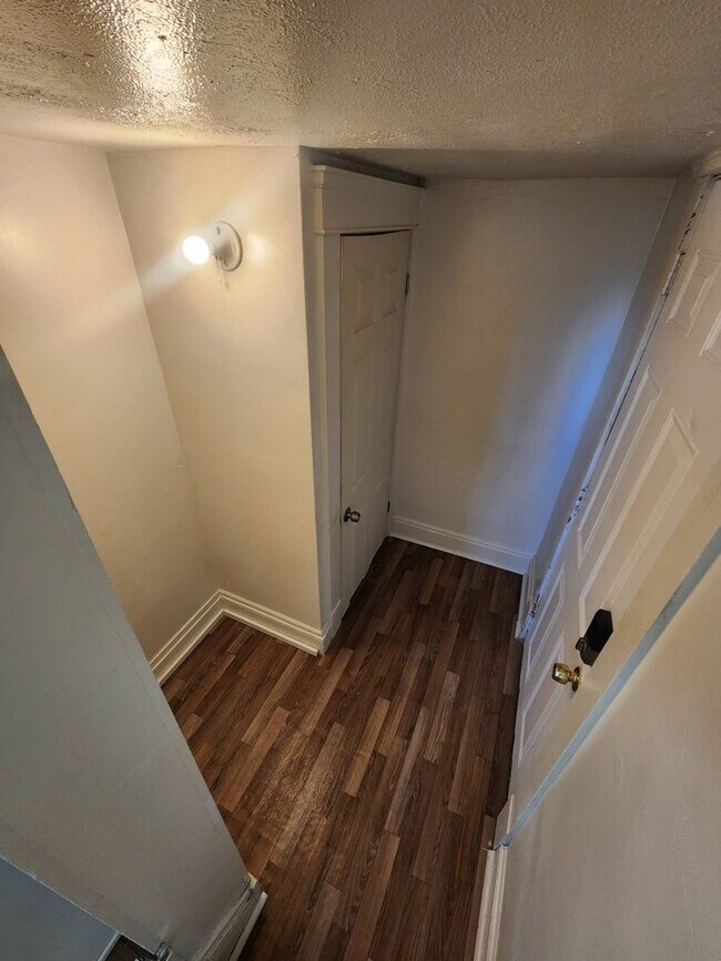 Building Photo - Charming 3-Bedroom Property in Prime Location